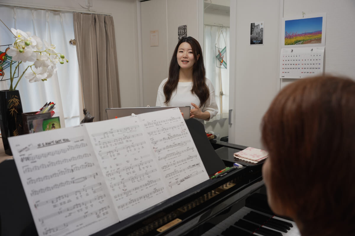 歌うたび、心と声がほどけていく。大人のためのボイストレーニング。
